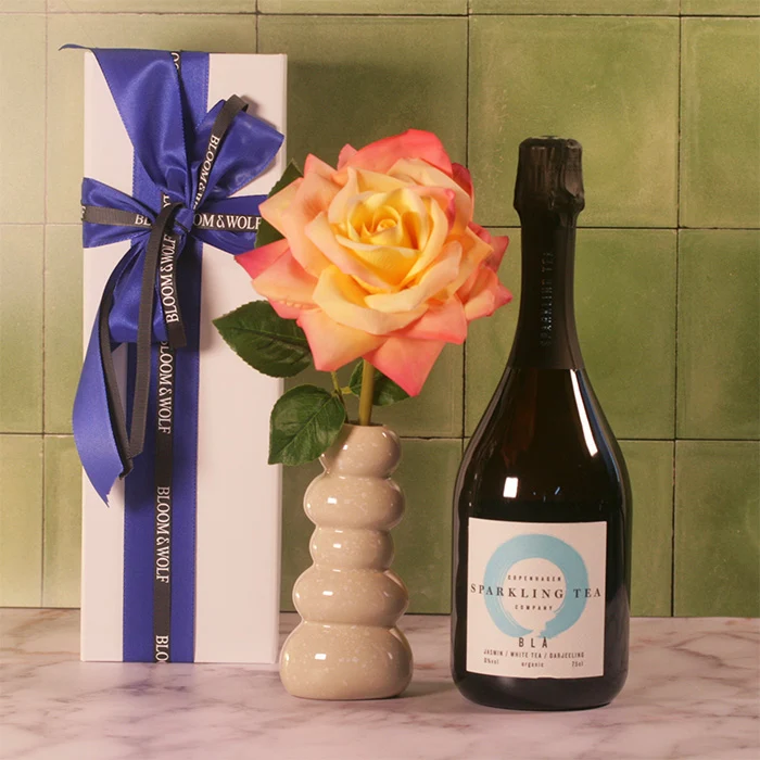 Wijncadeau Sparkling 0.0 met Sparkling Tea BLÅ en Bloom & Wolf bloem