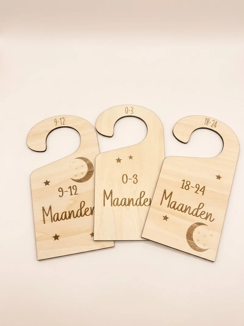 Houten Kledinghangers / Maatverdelers voor de Babygarderobe