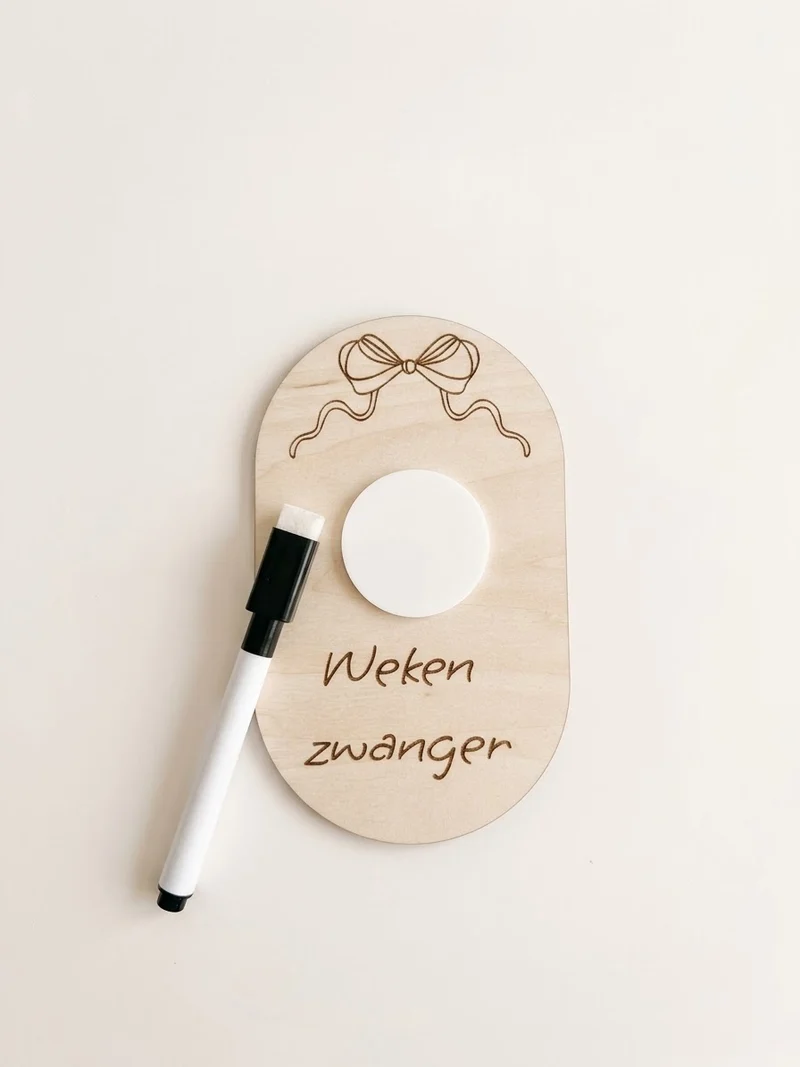 Houten Zwangerschapsbordje met Strikje – Weken Zwanger Aftelbordje