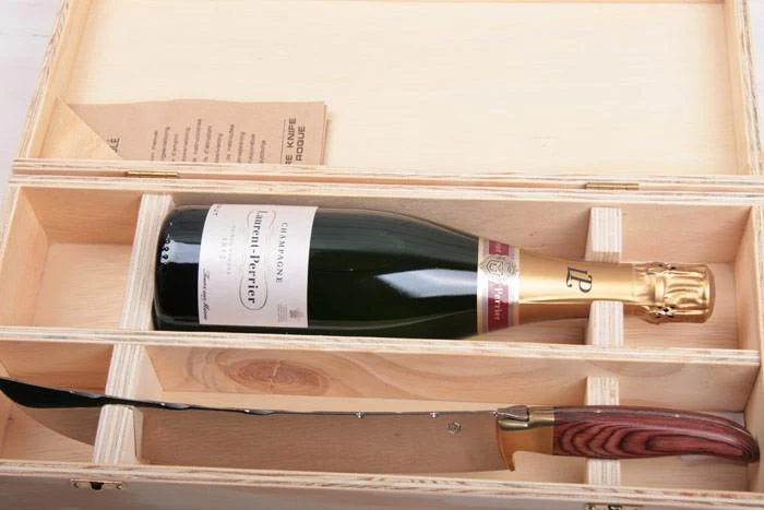 Sabreersabel Laguiole in luxe kist met fles Champagne Laurent-Perrier