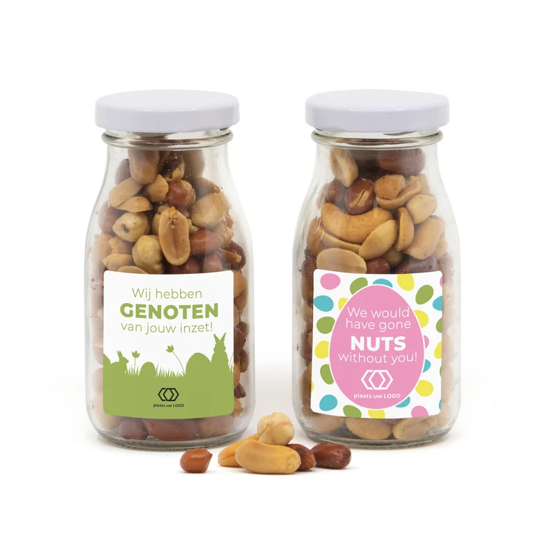Glazen melkflesje met verse nootjes - Pasen