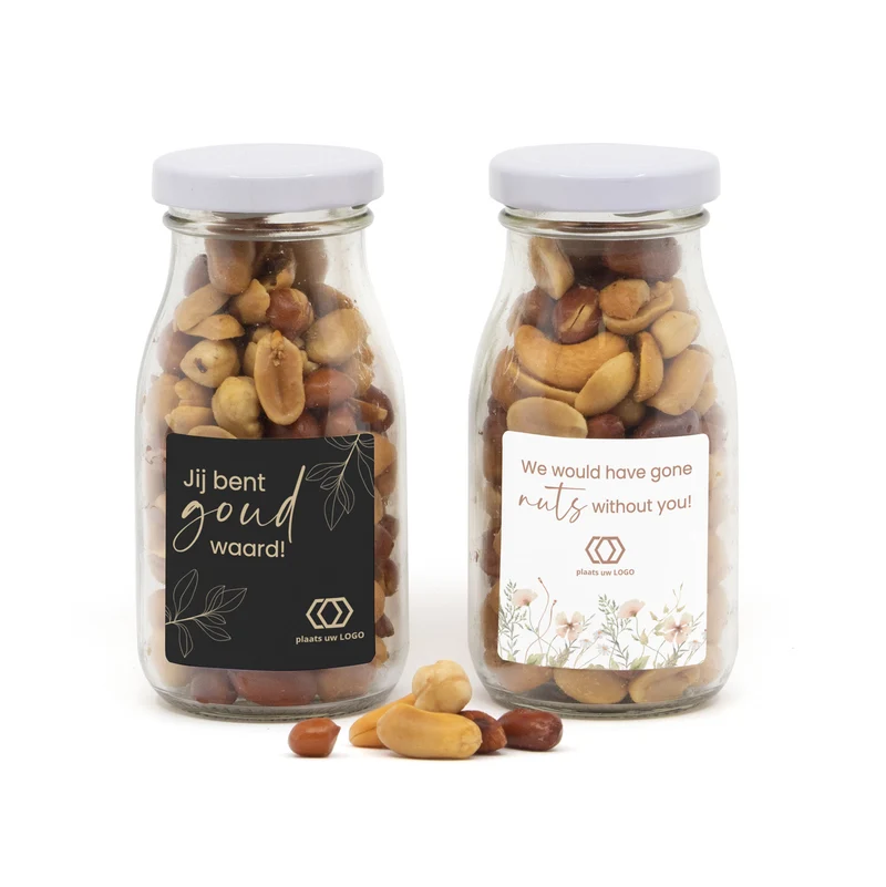 Glazen melkflesje met verse nootjes - Verpleging