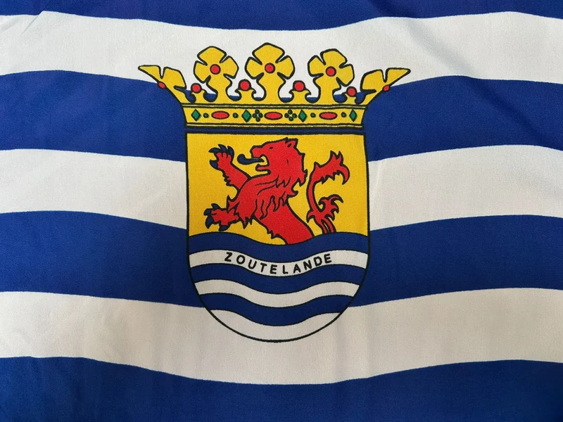 Vlag Zoutelande met stok 45 x 30 cm