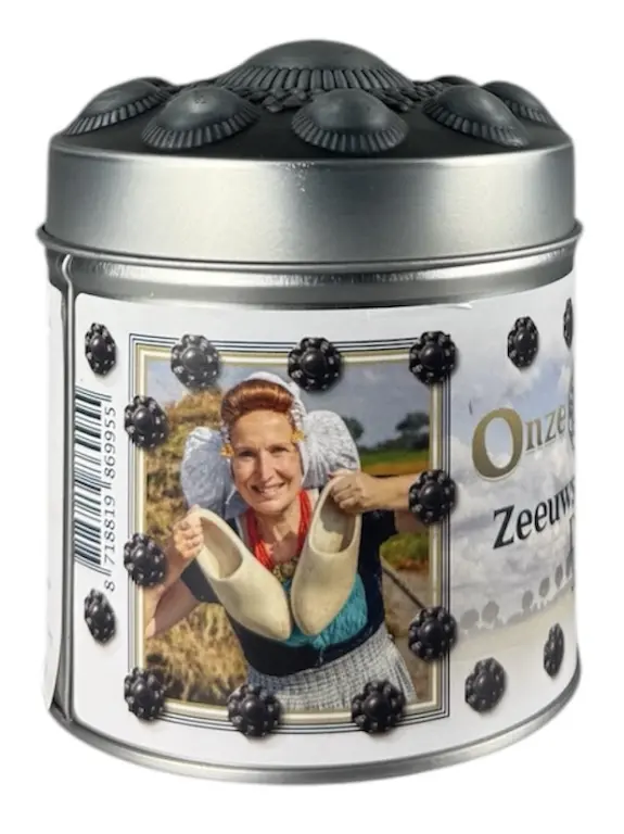 Bewaarblik Zeeuwse knopendrop kledendracht boerin