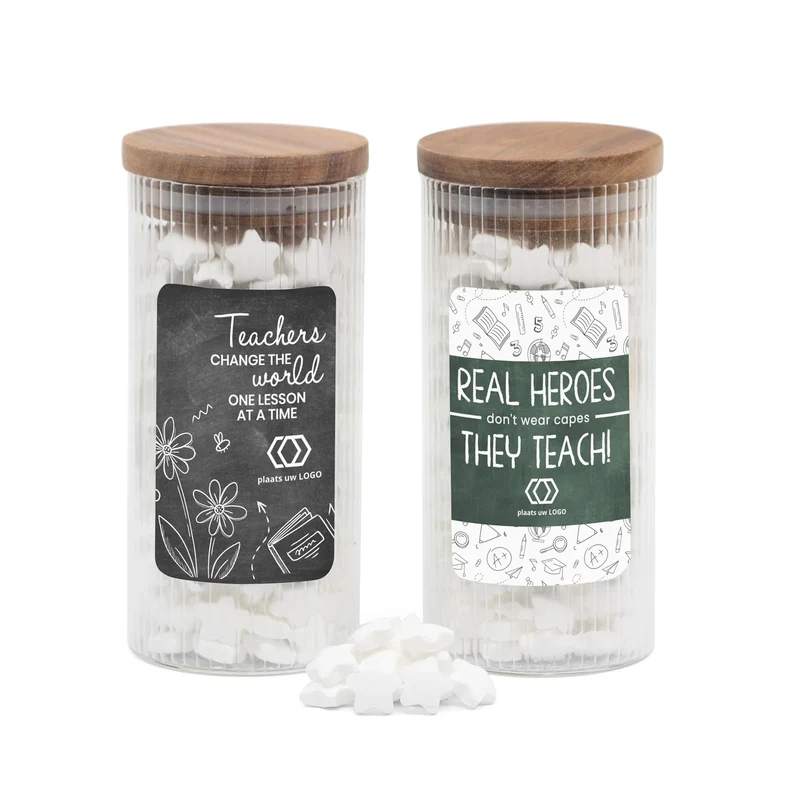 Pot met ribbelglas gevuld met snoepjes - Leraar