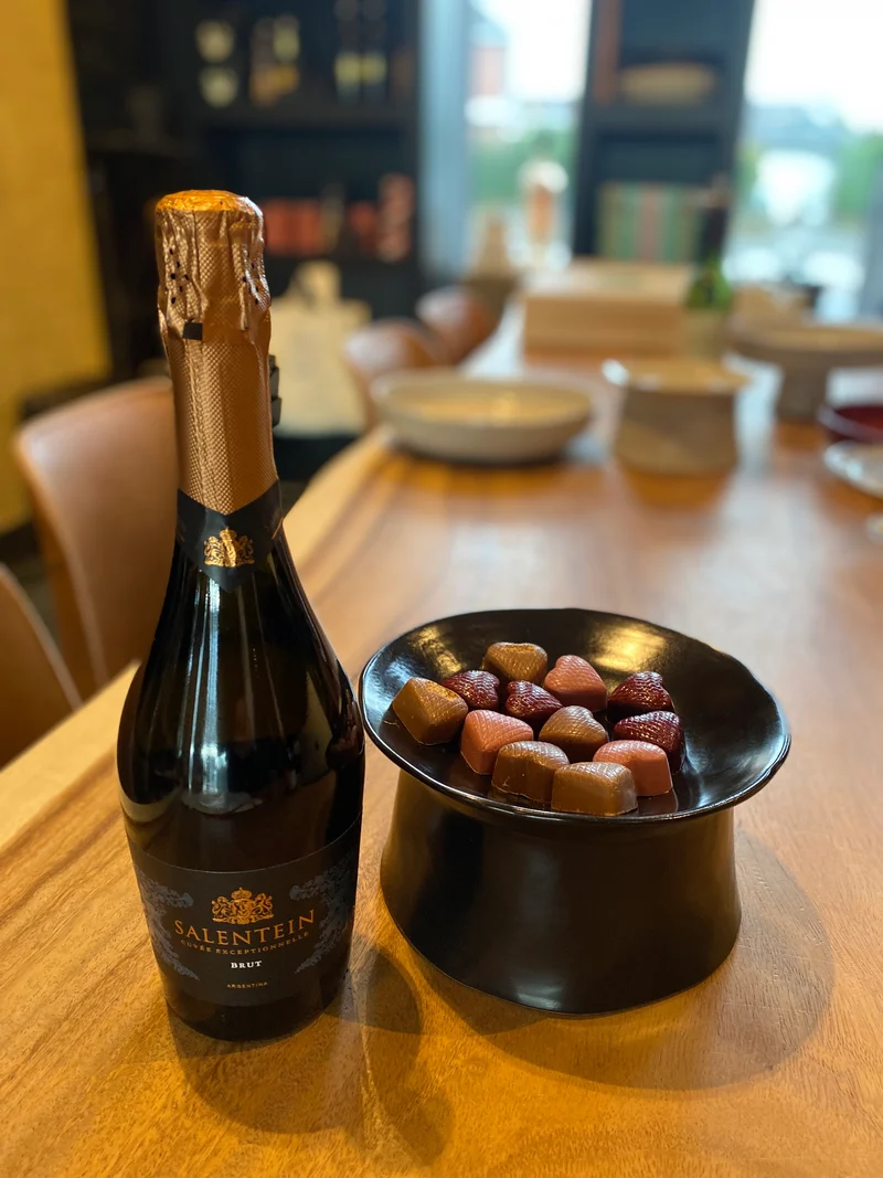 Hartjes bonbons van Visser Chocolade en Salentein Rose Brut
