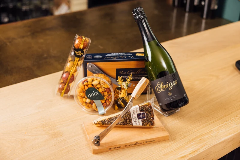 Luxe relatiegeschenk met wijn en delicatessen