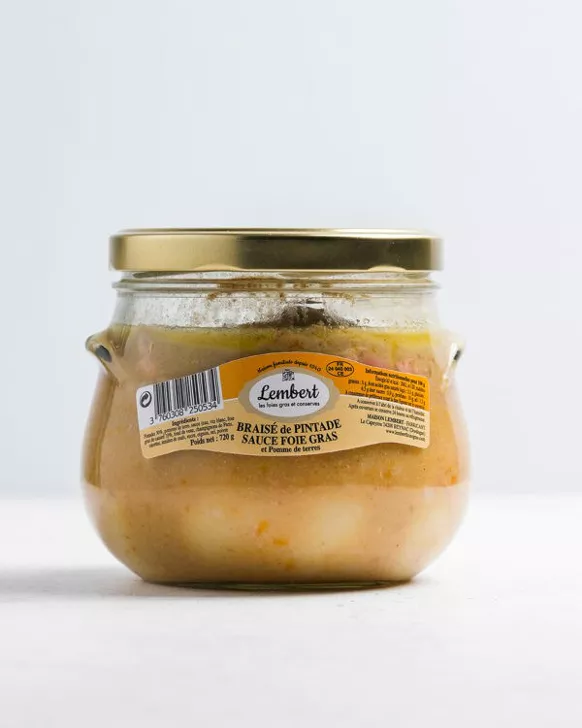 Gestoofde parelhoen met foie gras-saus en gestoomde aardappelen.