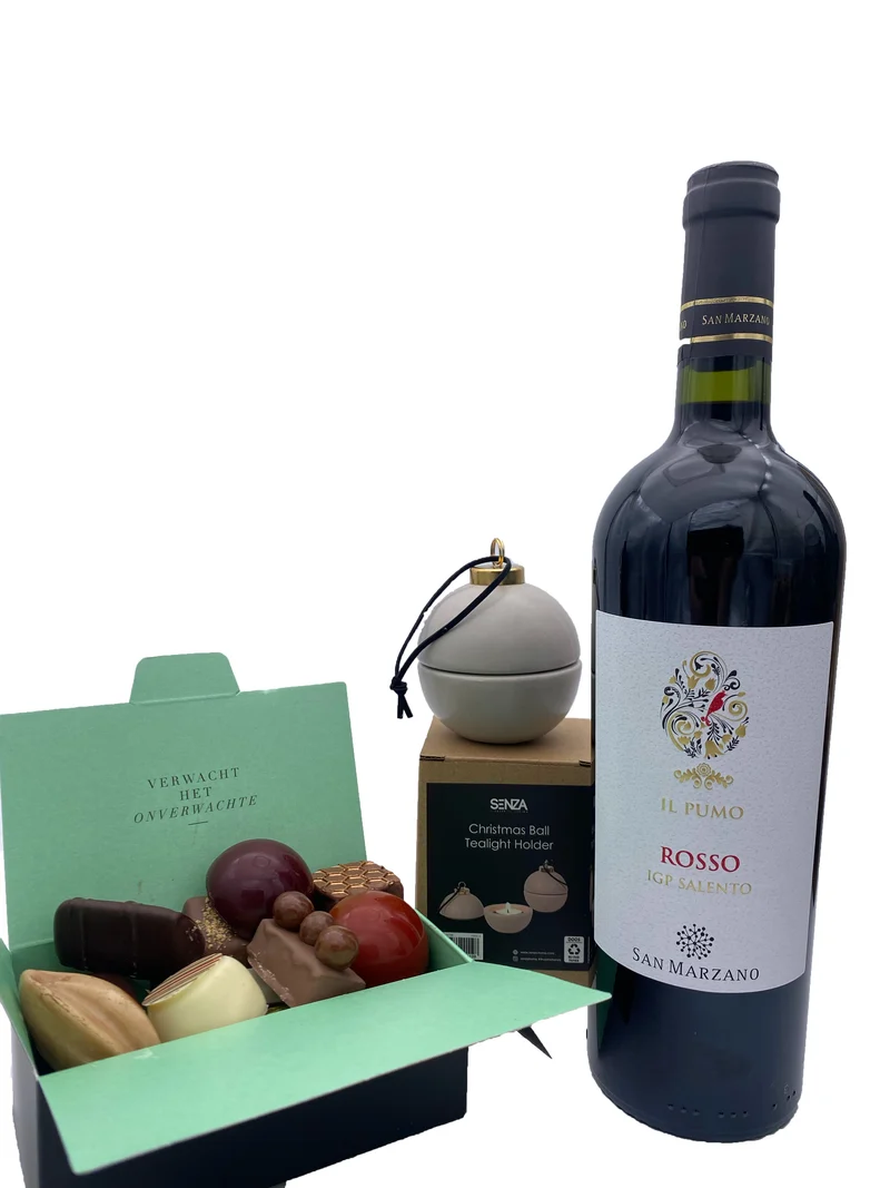 Kerstpakket met Visser Chocolade bonbons, rode wijn en kerstbal theelichthouder