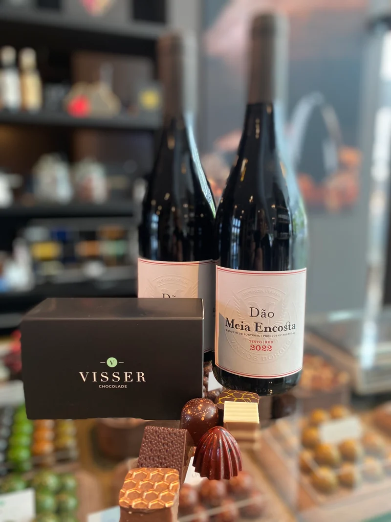 Kado pakket met rode wijn en chocolade