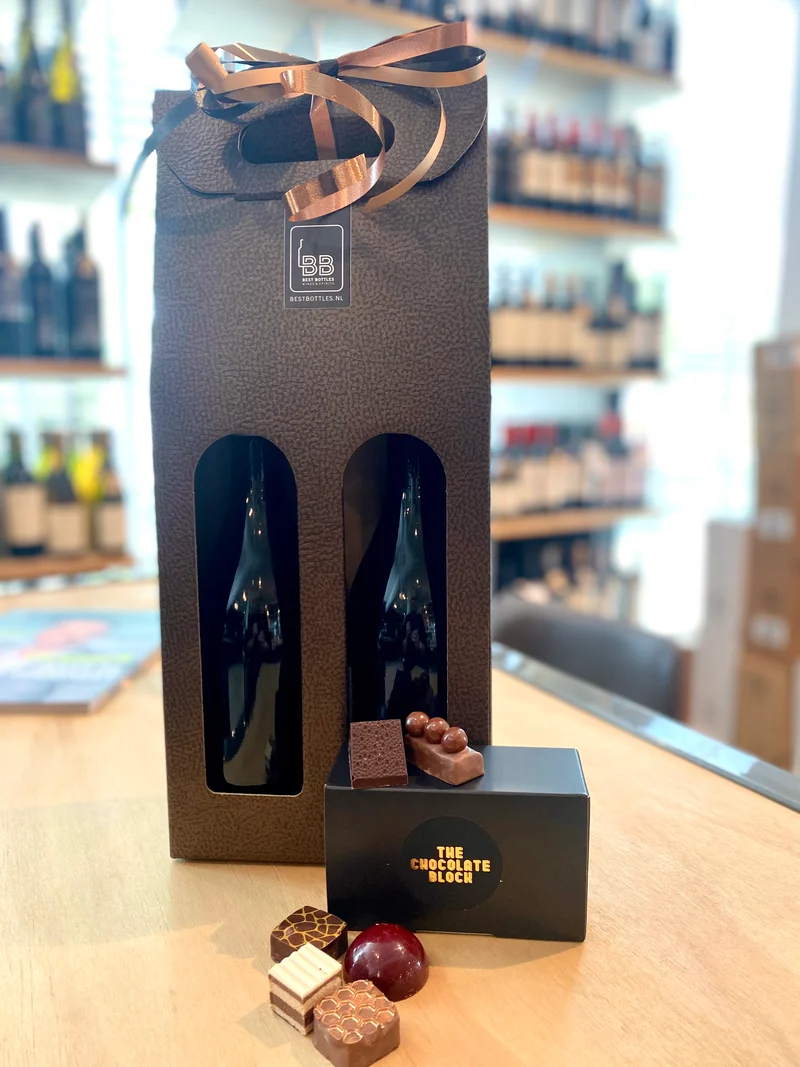 Kado pakket met wijn en chocolade